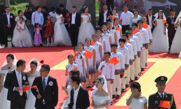集體婚禮新人同逛沈陽婚博會(huì)